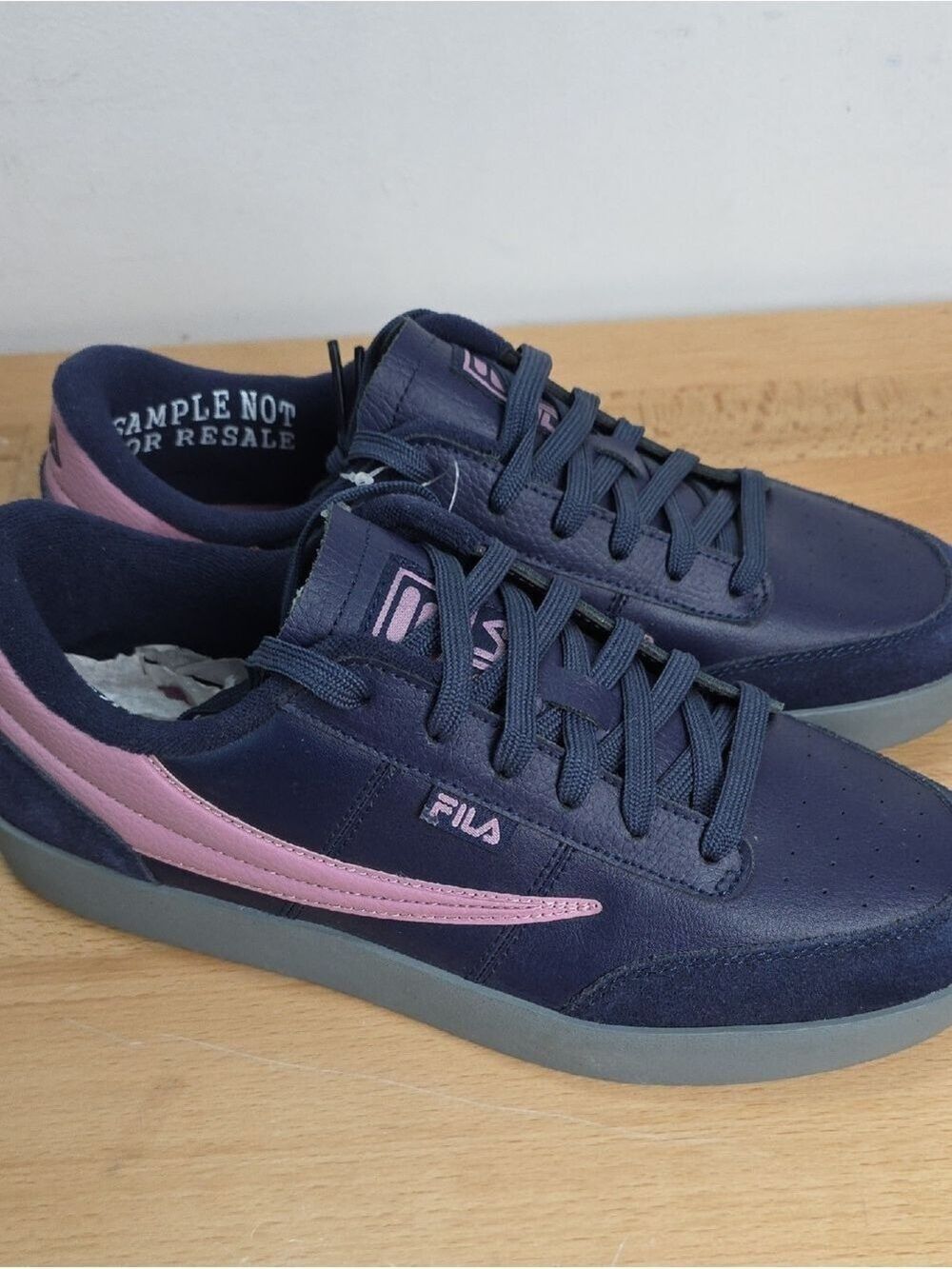 Fila Sample Low-Top Sneakers with Pink Stripe M9